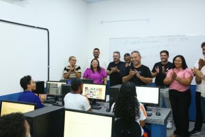 Fred Campos amplia investimentos na educação e entrega nova quadra e laboratório em Paço do Lumiar