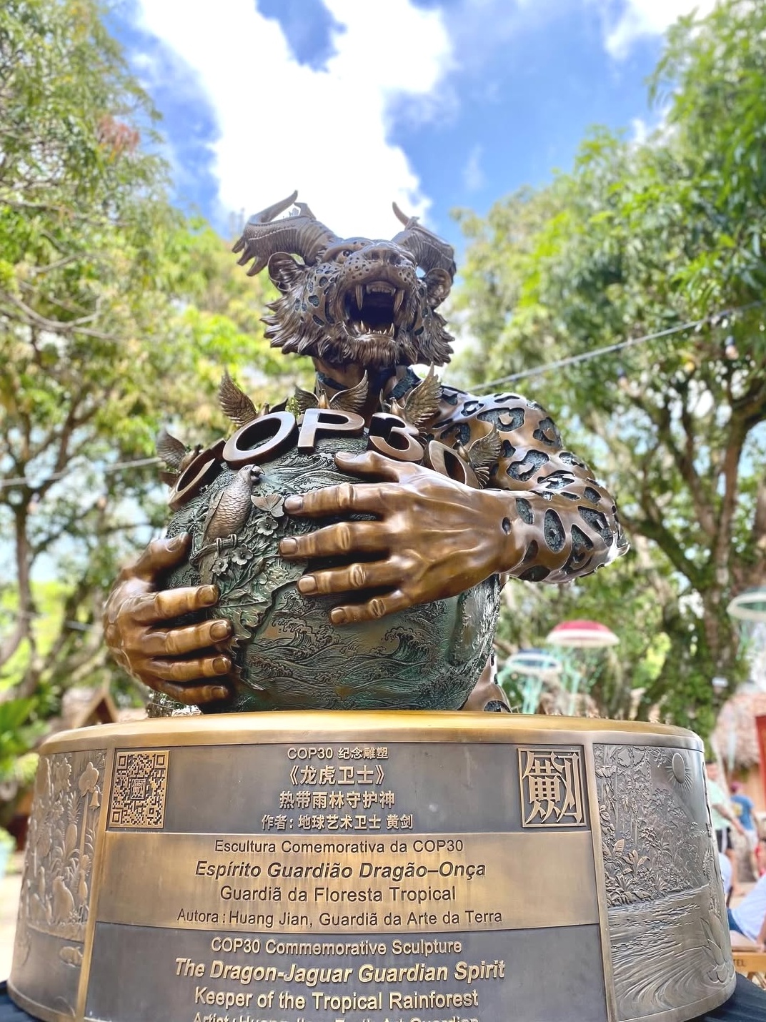 escultura-espirito-guardiao-dragao-onca-do-artista-huang-jian-foi-um-presente-da-china-para-o-brasil-por-ocasiao-da-cop-30-1763563036907_v2_3x4